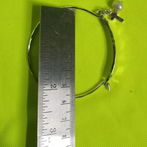 Silvertone pearl cross faith Christian catholic religious wire bracelet - Picture 2 of 5